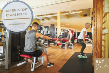 Trainierende an Kraftgeräten im Gesundheitszentrum GUT mit dem Hinweis „Hier entsteht etwas Neues – ab September 2026“