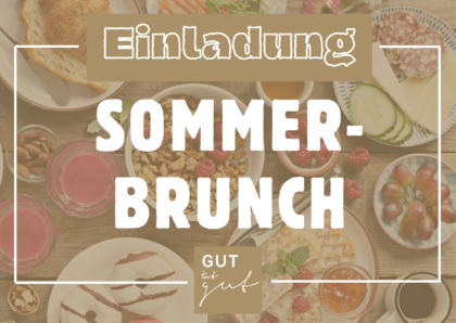 Einladung zum Sommer-Brunch im Gesundheitszentrum GUT – reich gedeckter Brunchtisch mit Gipfeli, Müesli, Früchten und Smoothies